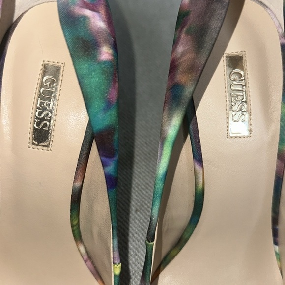 GUESS Pumps W/ Unique Print - Picture 8 of 8